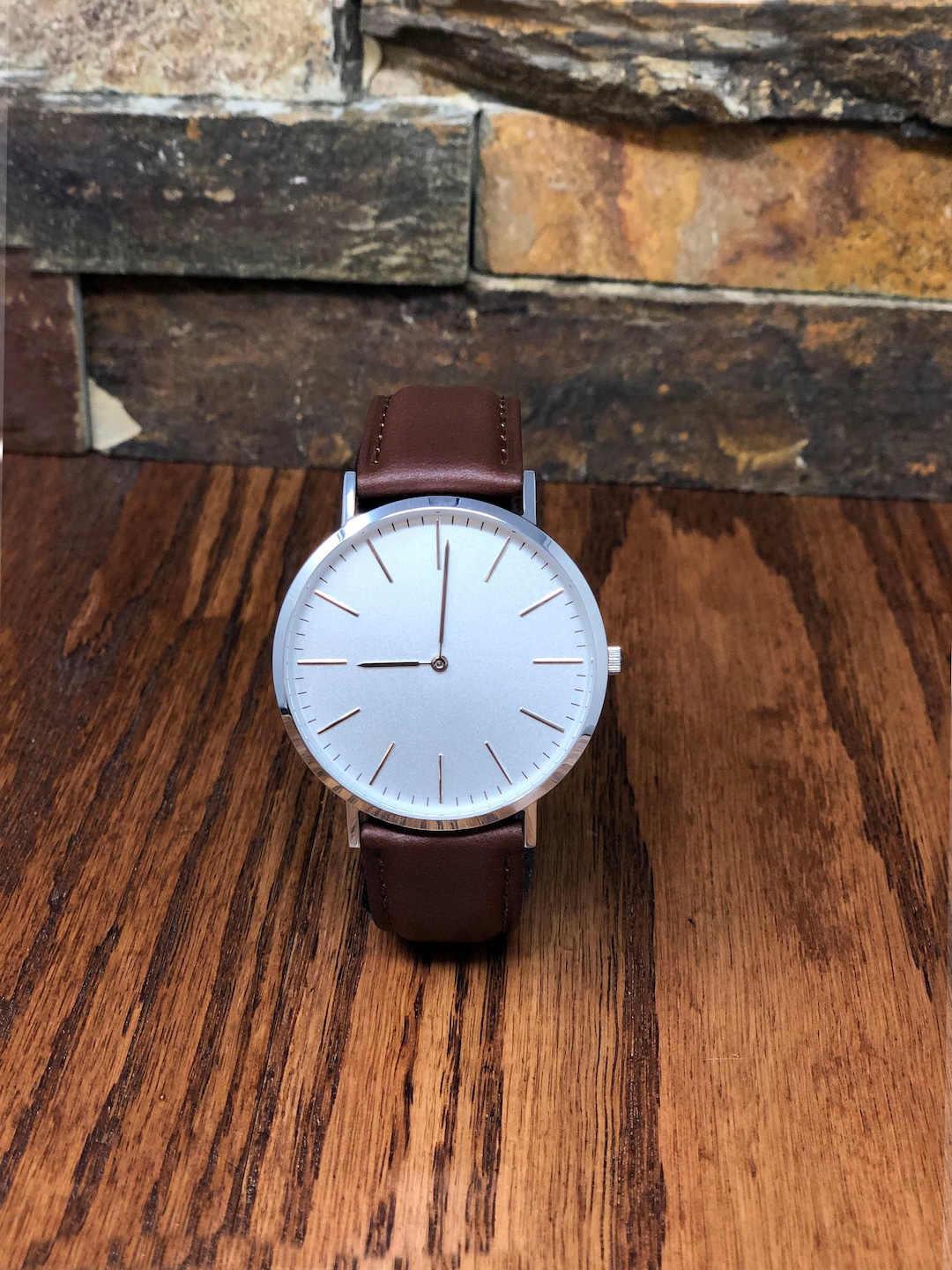 Individuell gravierte Herrenarmbanduhr, echtes Lederband