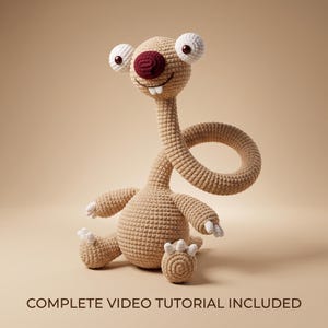 Puede incluir: Un peluche de ganchillo color canela con cuello largo, nariz roja oscura, dos ojos blancos grandes con pupilas oscuras y dos dientes blancos prominentes. La criatura tiene un cuerpo redondeado, extremidades pequeñas con garras blancas y el texto COMPLETE VIDEO TUTORIAL INCLUDED.