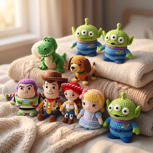 Może przedstawiać: Kolekcja szydełkowych figurek amigurumi, w tym zielony dinozaur, trzy zielone, trzyokie kosmity w niebieskich kombinezonach, brązowy jamnik, strażnik kosmosu, kowboj, kowbojka oraz blond lalka w niebieskiej sukience, wykonane z włóczki.