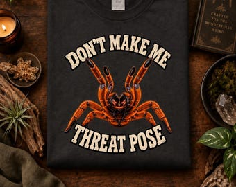 Camiseta con estampado de tarántula babuino naranja en pose amenazante: Regalo vintage para entusiastas de los arácnidos.