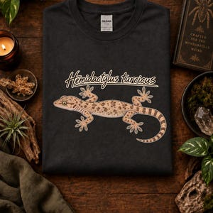 T-Shirt mit mediterranem Hausgecko-Motiv, Feldführer-Motiv, Hemidactylus turcicus, Geschenk für Herpetologie-Fans