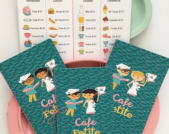 Könnte beinhalten: Drei tealblaue und weiße gemusterte Papier-Platzsets mit dem Text "Cafe Petite" in Rosa und Weiß. Die Platzsets zeigen eine Comic-Illustration von zwei Personen in Café-Uniform.