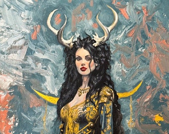 Puede incluir: Una mujer con el pelo largo y negro lleva un vestido estampado en dorado y azul con un tocado de grandes cuernos de ciervo. El fondo es una pintura abstracta azul y amarilla.