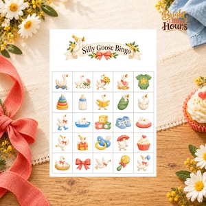 Może przedstawiać: Karta do gry Silly Goose Bingo z siatką dwudziestu pięciu ilustracji gęsi i artykułów dziecięcych, takich jak butelka, klocki, buciki, smoczek i grzechotka, ozdobiona kwiatami i wstążkami w delikatnych pastelowych kolorach.