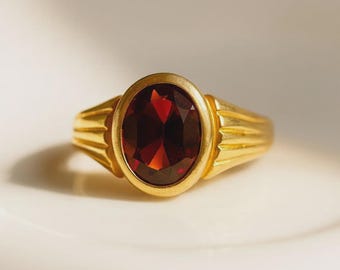 Anel de granada vermelha, anel de sinete em ouro, anel com gema de granada oval, anel marcante vintage, joia com gema vermelha, presente exclusivo para ele ou para ela.