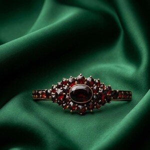 Bracciale rigido con granato rosso: oro 14 carati, ciondolo in argento sterling