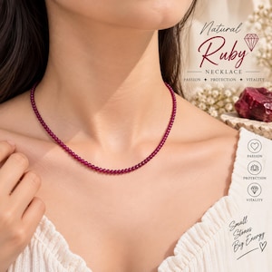Puede incluir: Un collar que presenta una sola hilera de pequeñas cuentas redondas de rubí de color rosa intenso. El texto en la imagen dice Natural Ruby NECKLACE, PASSION, PROTECTION, VITALITY y Small Stones Big Energy.