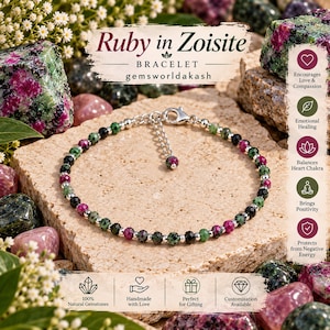Könnte beinhalten: Ein Armband mit facettierten Rubin-in-Zoisit-Perlen, die mit kleinen silberfarbenen Metallperlen abwechseln. Das Armband verfügt über einen Karabinerverschluss und eine verstellbare Verlängerungskette mit einer einzelnen Perle. Text lautet Ruby in Zoisite.