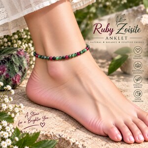 Puede incluir: Una tobillera con pequeñas cuentas redondas y pulidas en tonos alternos de magenta intenso, verde bosque y negro. El texto en la imagen dice Ruby Zoisite ANKLET, Natural, Balance, Positive Energy, Heart Healing, Emotional Balance y A Stone for a Brighter You.