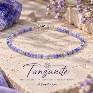 Può includere: Un braccialetto delicato composto da piccole perle di tanzanite sfaccettate nei toni del blu e del viola. Il braccialetto presenta una chiusura in metallo color argento. Il testo sulla superficie recita: Tanzanite, TRANSFORMATION, INTUITION, HIGHER PURPOSE, A Brighter You.