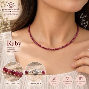 Könnte beinhalten: Eine Rubin-Perlenkette mit kleinen, facettierten, tief rosa-roten Edelsteinperlen. Die Kette verfügt über einen silberfarbenen Karabinerverschluss aus Metall. Der Text auf dem Bild enthält Ruby, Passion, Vitality, Protection, Faceted Detail und Lobster Lock.