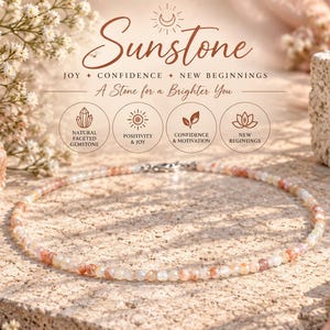 Può includere: Una collana di perline composta da piccole pietre preziose sfaccettate di pietra del sole nelle tonalità pesca, crema e arancione traslucido. La collana presenta una chiusura in metallo color argento ed è mostrata con il testo Sunstone, Joy, Confidence, New Beginnings.