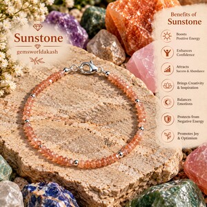 Puede incluir: Una pulsera de cuentas con pequeñas piedras de sol naranjas, translúcidas y facetadas, intercaladas con esferas metálicas plateadas. La pulsera incluye un cierre de mosquetón plateado y se muestra junto a un texto que detalla los beneficios de la piedra.