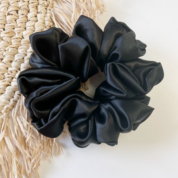 Silk Scrunchy in Black