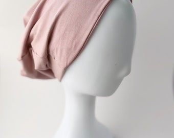 Bonnet ample en tricot de bambou. Couleur rose foncé.