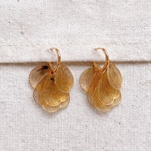Ginkgoblatt-Creolen | Statement-Ohrhänger aus hohlem Metall | Schmuck mit Blattgold-Motiv | Von der Natur inspirierte Geschenke | Zarte Hängeohrringe
