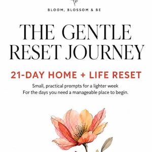 Puede incluir: Un documento blanco titulado THE GENTLE RESET JOURNEY 21-DAY HOME + LIFE RESET con el texto Small, practical prompts for a lighter week. For the days you need a manageable place to begin. Incluye una ilustración floral y Bloom, Blossom & Be.
