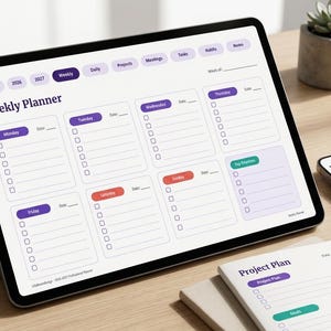 Puede incluir: Una tableta digital que muestra una interfaz de planificador semanal con encabezados morados y verde azulado, junto a un teléfono inteligente con un planificador diario y un bloc de notas de papel titulado Project Plan.