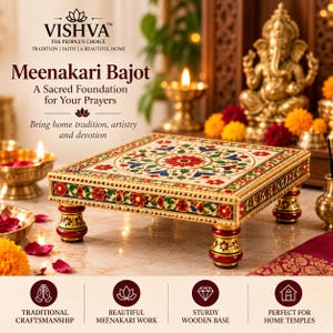 Könnte beinhalten: Ein quadratischer Meenakari-Bajot mit komplexen Blumenmustern in Rot, Grün und Blau auf weißem Untergrund. Die niedrige Plattform steht auf vier verzierten, abgerundeten Füßen in Rot und Gold, die eine detaillierte Handwerkskunst zeigen.