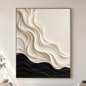 Grande bassorilievo in gesso nero e crema da parete, con onde astratte e texture, ideale per interni moderni e organici.