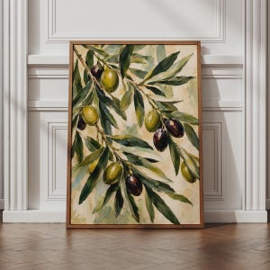 Op de afbeelding: Een rechthoekig ingelijst wandkunstwerk met een olieverfschilderij van olijftakken met groene en donkerpaarse olijven. Het kunstwerk toont langwerpige groene bladeren en ronde vruchten tegen een zachte, crèmekleurige, penseelstreekachtergrond.