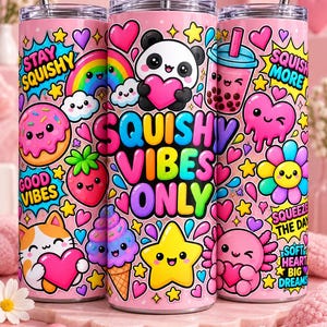 以下が含まれることがあります： 金属製のストローが付いた3つのピンク色の円筒形タンブラー。パンダ、猫、ウーパールーパー、ドーナツ、イチゴ、アイスクリーム、虹、ハートのカラフルなグラフィックパターンが特徴です。「STAY SQUISHY」、「SQUISHY VIBES ONLY」、「SQUISH MORE」、「SOFT HEART BIG DREAMS」という文字が書かれています。
