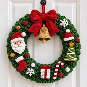 Puede incluir: Una corona navideña de ganchillo verde con un gran lazo rojo y una campana dorada. Incluye decoraciones como una cara de Papá Noel, un calcetín rojo, un copo de nieve blanco, un bastón de caramelo, un regalo y un árbol de Navidad verde.