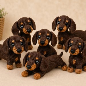 Peut inclure: Un ensemble de six figurines de teckel au crochet réalisées en fil marron foncé avec des accents marron clair sur les pattes, le poitrail et le museau. Chaque chien possède des yeux et un nez en plastique noir, dans des positions debout, assises ou couchées.