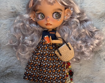 Argent | Poupée d'art unique, boucles argentées, maquillage et tenue de star