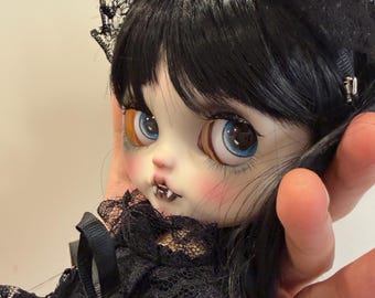 Chloé | Poupée d'art unique – Vampire en dentelle noire
