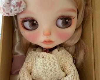 Lily | Poupée d'art personnalisée unique – Tenue avec tresses or rose et dentelle