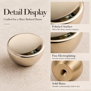 Pode incluir: Um puxador de m&oacute;vel redondo de cor dourada com uma superf&iacute;cie lisa, polida e semelhante a um espelho. A imagem inclui os textos Detail Display, Polished Surface, Fine Electroplating e Solid Brass, mostrando o topo refletor e a base roscada.