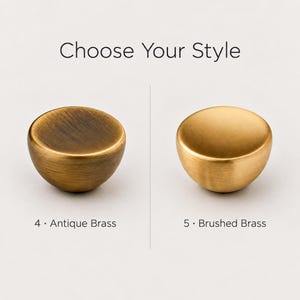 Pode incluir: Dois puxadores redondos de arm&aacute;rio lado a lado com o texto Choose Your Style no topo. O puxador esquerdo est&aacute; rotulado como 4 Antique Brass com acabamento escuro e texturizado. O direito &eacute; 5 Brushed Brass com acabamento em ouro fosco.