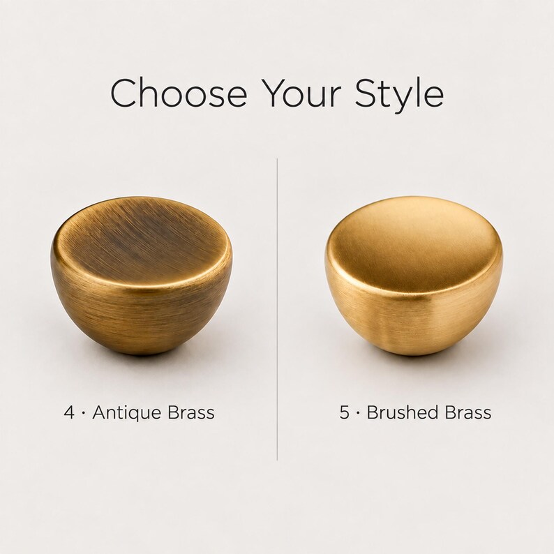 Pode incluir: Dois puxadores redondos de arm&aacute;rio lado a lado com o texto Choose Your Style no topo. O puxador esquerdo est&aacute; rotulado como 4 Antique Brass com acabamento escuro e texturizado. O direito &eacute; 5 Brushed Brass com acabamento em ouro fosco.