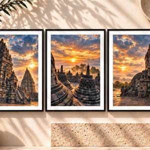 Peut inclure: Un triptyque composé de trois tirages d'art encadrés représentant des structures de temples en pierre au lever du soleil. Les images montrent les détails architecturaux complexes de monuments anciens sous un ciel orange et bleu.