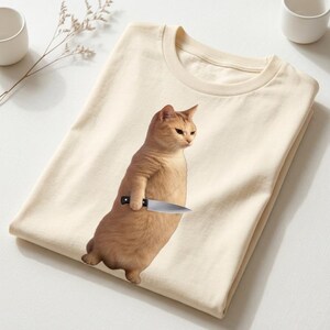 Rolig katt med kniv meme-tröja, kattmeme-t-shirt, sarkastisk katt-t-shirt, rolig meme-gåva, viral kattmeme-tröja, konstig katt-tröja bild 6