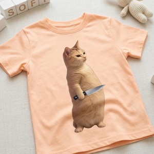 Rolig katt med kniv meme-tröja, kattmeme-t-shirt, sarkastisk katt-t-shirt, rolig meme-gåva, viral kattmeme-tröja, konstig katt-tröja bild 1