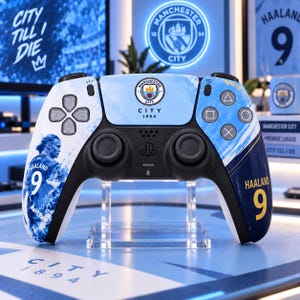Peut inclure: Une manette de jeu sans fil sur le thème de Manchester City avec un coloris bleu clair et bleu marine. La manette affiche l'écusson de Manchester City, le texte City 1894 et un graphique de Haaland avec le numéro 9 sur le côté.