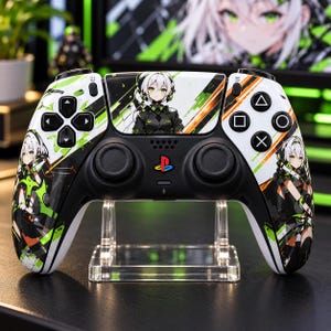 Könnte beinhalten: Ein weiß-schwarzer Videospiel-Controller mit einer individuellen Grafikfolie, die einen Anime-Charakter mit weißen Haaren und grünen Augen zeigt. Der Controller verfügt über schwarze Analogsticks, ein Steuerkreuz und Aktionstasten.
