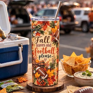 Puede incluir: Un vaso cilíndrico de acero inoxidable con un estampado otoñal colorido de hojas de otoño, lazos a cuadros y balones de fútbol americano. El texto dice Fall leaves and football please. Incluye una tapa transparente y una pajita de metal.