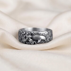 Anello in argento sterling con delfino e onda oceanica, gioiello naturale con texture, fascia unisex