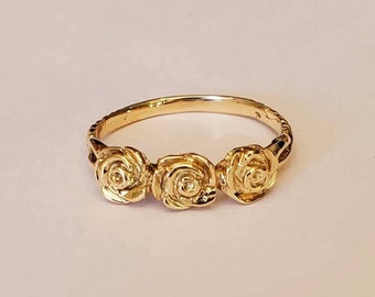 Anello in oro giallo 14 carati con tre rose. Tre rose significano "Ti amo"
