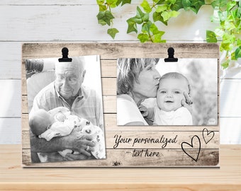 Op de afbeelding: Een houten fotolijst met twee zwart-witfoto's van een baby met grootouders. De lijst heeft een rustiek houtnerfdesign en een witte achtergrond. De tekst "Your personalized text here" is geschreven in zwarte cursieve letters onder de foto's. Twee zwarte harten zijn getekend aan de rechterkant van de lijst.