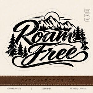 Könnte beinhalten: Ein schwarz-weißes Grafikdesign mit dem Text Roam Free in einer fetten Schreibschrift. Das Motiv zeigt ein Gebirge, eine Sonne und einen Nadelwald. Kleine Kästchen in der oberen rechten Ecke enthalten den Text SVG, PNG und PDF.