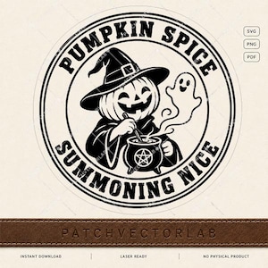 Puede incluir: Un diseño gráfico circular en blanco y negro que muestra una figura con cabeza de calabaza y sombrero de bruja, revolviendo un caldero con un pentagrama. Un pequeño fantasma flota cerca. El texto dice PUMPKIN SPICE SUMMONING NICE en el borde.