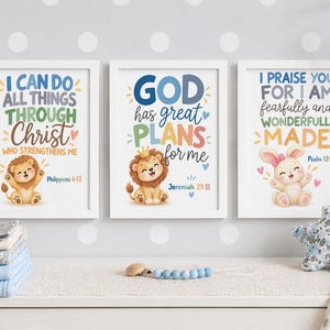 Può includere: Tre stampe da parete con cornice bianca che presentano una tipografia colorata e illustrazioni di un leone e un coniglio. Il testo include "I CAN DO ALL THINGS THROUGH CHRIST", "GOD HAS GREAT PLANS FOR ME" e "I PRAISE YOU, FOR I AM FEARFULLY AND WONDERFULLY MADE".