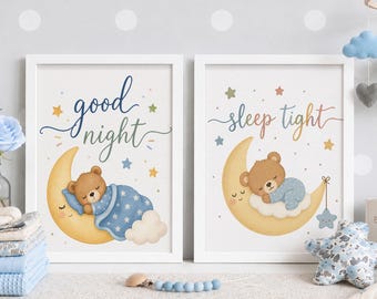 Set di 2 stampe "Buonanotte, dormi bene", simpatici disegni di orsetti per la cameretta, poster con orsetto addormentato e luna crescente, download digitale per la cameretta dei bambini.