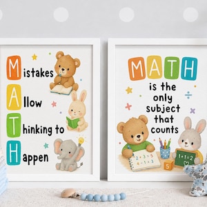 Könnte beinhalten: Zwei gerahmte Wandbilder mit Zeichentricktieren und pädagogischem Text. Der linke Druck zeigt "MATH Mistakes Allow Thinking to Happen" mit Bär, Hase und Elefant. Der rechte Druck zeigt "MATH is the only subject that counts" mit Bär und Hase.