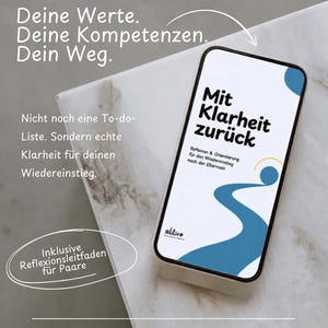 Puede incluir: Un teléfono inteligente que muestra una pantalla blanca con elementos gráficos azules y el texto en alemán: Mit Klarheit zurück, Reflexion & Orientierung für den Wiedereinstieg nach der Elternzeit, y el logotipo allivo. La pantalla también incluye el texto: Deine Werte. Deine Kompetenzen. Dein Weg. Nicht noch eine To-do-Liste. Sondern echte Klarheit für deinen Wiedereinstieg. Inklusive Reflexionsleitfaden für Paare.