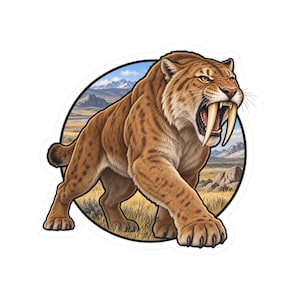Pode incluir: Um autocolante com um gato dentes-de-sabre castanho e manchado com longas presas proeminentes, numa pose de rosnar. O felino está sobre um fundo circular que retrata uma paisagem relvada com montanhas distantes sob um céu azul.